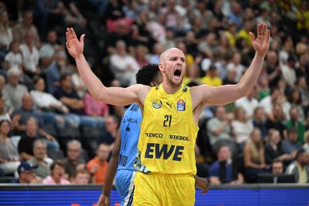 September 27, 2026, GER, Basketball, Bundesliga Matchday 3, 2026–2027 Season, Oldenburg, EWE Arena, EWE Baskets Oldenburg vs. Veolia Towers Hamburg. Let s go, Seth HINRICHS! EWE Baskets Oldenburg 21. Oldenburg, EWE Arena, Lower Saxony, Germany Copyright: xnordphotoxGmbHx xRojahnx