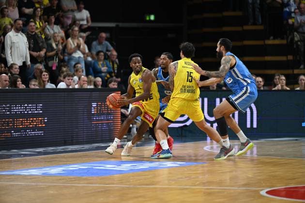 September 27, 2026, GER, Basketball, Bundesliga Matchday 3, 2026–2027 Season, Oldenburg, EWE Arena, EWE Baskets Oldenburg vs. Veolia Towers Hamburg Jeremy ROACH EWE Baskets Oldenburg 5 Zakai ZEIGLER Veolia Towers Hamburg 5 Marcel KEßEN EWE Baskets Oldenburg 15 Martin BREUNING Veolia Towers Hamburg 13 Oldenburg EWE Arena Lower Saxony Germany Copyright: xnordphotoxGmbHx xRojahnx