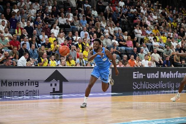 September 27, 2026, GER, Basketball, Bundesliga Matchday 3, 2026–2027 Season, Oldenburg, EWE Arena, EWE Baskets Oldenburg vs. Veolia Towers Hamburg—Martin BREUNING (Veolia Towers Hamburg 13) throws a pass that s too long to Trey WADE (Veolia Towers Hamburg 7), Oldenburg, EWE Arena, Lower Saxony, Germany Copyright: xnordphotoxGmbHx xRojahnx