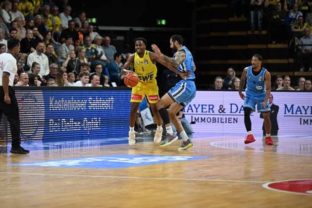 September 27, 2026, GER, Basketball, Bundesliga Matchday 3, 2026–2027 Season, Oldenburg, EWE Arena, EWE Baskets Oldenburg vs. Veolia Towers Hamburg Jeremy ROACH EWE Baskets Oldenburg 5 Martin BREUNING Veolia Towers Hamburg 13 Oldenburg EWE Arena Lower Saxony Germany Copyright: xnordphotoxGmbHx xRojahnx