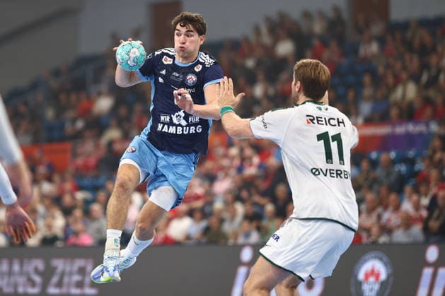 Handball Bundesliga HBL 2026 2027 - 27.09.2026 - Handball Club Hamburg HCH vs HSG Wetzlar . Elias Kofler ( HC Hamburg ) im Zweikampf gegen Petter Overby ( Wetzlar )