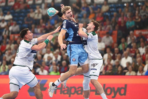 Handball Bundesliga HBL 2026 2027 - 27.09.2026 - Handball Club Hamburg HCH vs HSG Wetzlar . Oliver Norlyk ( HC Hamburg ) im Sprungwurf aufs Tor gegen Josip Simic ( Wetzlar ) , Niklas Theiss ( Wetzlar )