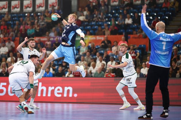 Handball Bundesliga HBL 2026 2027 - 27.09.2026 - Handball Club Hamburg HCH vs HSG Wetzlar . Martin Hovde ( HC Hamburg ) im Sprungwurf aufs Tor gegen Torwart Bart Ravensbergen ( Wetzlar )