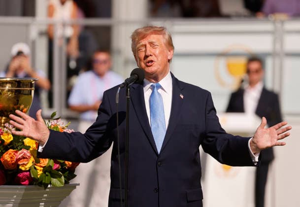 President Donald Trump speaks to the crowd before the start of the final day of the 2026 President s Cup golf tournament at Medinah Country Club in Chicago, Illinois, on Sunday, September 27, 2026.  CHI20260927707 TANNENxMAURY