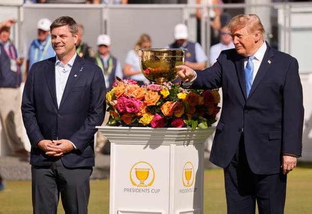 President Donald Trump (R) stands with PGA, Golf Herren Tour CEO Brian Rolapp before the start of the final day of the 2026 President s Cup golf tournament at Medinah Country Club in Chicago, Illinois, on Sunday, September 27, 2026.  CHI20260927712 TANNENxMAURY