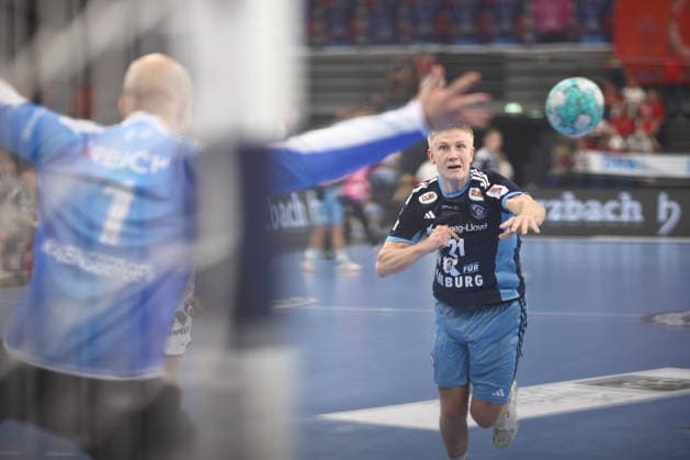 Handball Bundesliga HBL 2026 2027 - 27.09.2026 - Handball Club Hamburg HCH vs HSG Wetzlar . Frederik Bo Andersen ( HC Hamburg ) gegen Torwart Bart Ravensbergen ( Wetzlar ) . 7m , Siebenmeter , 7 Meter .