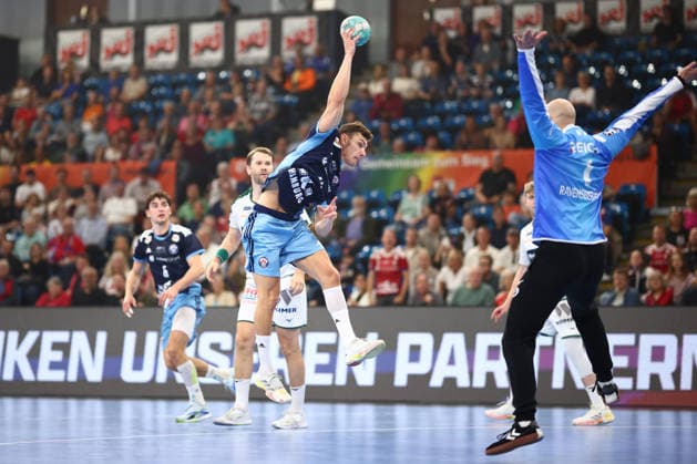 Handball Bundesliga HBL 2026 2027 - 27.09.2026 - Handball Club Hamburg HCH vs HSG Wetzlar . Nicolaj Jörgensen Joergensen ( HC Hamburg ) im Sprungwurf aufs Tor gegen Torwart Bart Ravensbergen ( Wetzlar )