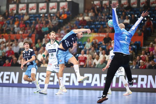 Handball Bundesliga HBL 2026 2027 - 27.09.2026 - Handball Club Hamburg HCH vs HSG Wetzlar . Nicolaj Jörgensen Joergensen ( HC Hamburg ) im Sprungwurf aufs Tor gegen Torwart Bart Ravensbergen ( Wetzlar )