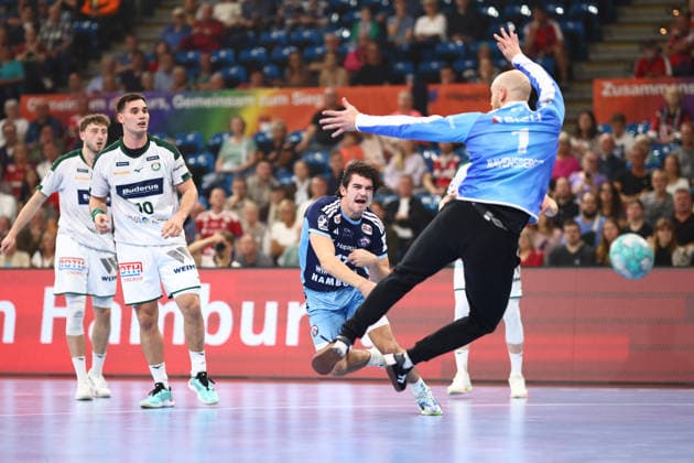 Handball Bundesliga HBL 2026 2027 - 27.09.2026 - Handball Club Hamburg HCH vs HSG Wetzlar . Kaj Geenen ( HC Hamburg ) im Sprungwurf aufs Tor gegen Torwart Bart Ravensbergen ( Wetzlar )