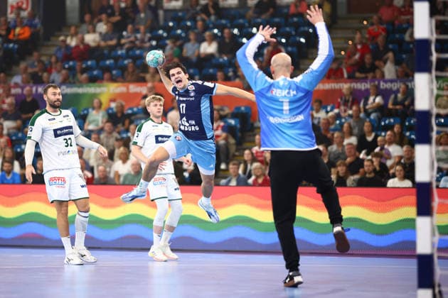 Handball Bundesliga HBL 2026 2027 - 27.09.2026 - Handball Club Hamburg HCH vs HSG Wetzlar . Kaj Geenen ( HC Hamburg ) im Sprungwurf aufs Tor gegen Torwart Bart Ravensbergen ( Wetzlar )