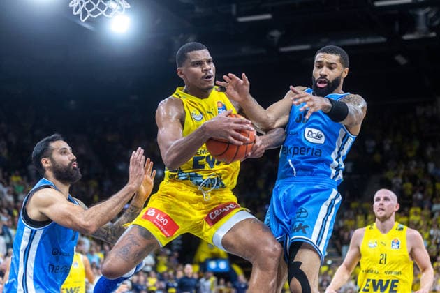 Oldenburg, Lower Saxony, Germany, September 27, 2026, Demajeo Wiggins (center), EWE Baskets Oldenburg; David Muenkat (right), Veolia Towers Hamburg; and Martin Breunig (left), Veolia Towers Hamburg. EWE Baskets Oldenburg vs. Veolia Towers Hamburg. Basketball 1, Basketball Bundesliga, 2026–2027 season, Matchday 3, Grosse EWE Arena: EWE Baskets Oldenburg vs. Veolia Towers Hamburg www.andreas-burmann.de