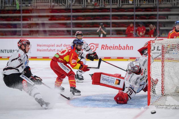 Scoring chance by Ville Järveläinen (DEG) against goalie Michael Bitzer, MM; action, face-off; ice hockey, DEL2; Düsseldorfer EG (DEG) vs. ECDC Memmingen Indians, MM; on September 27, 2026, in Düsseldorf, Germany, at the PSD Bank Dome