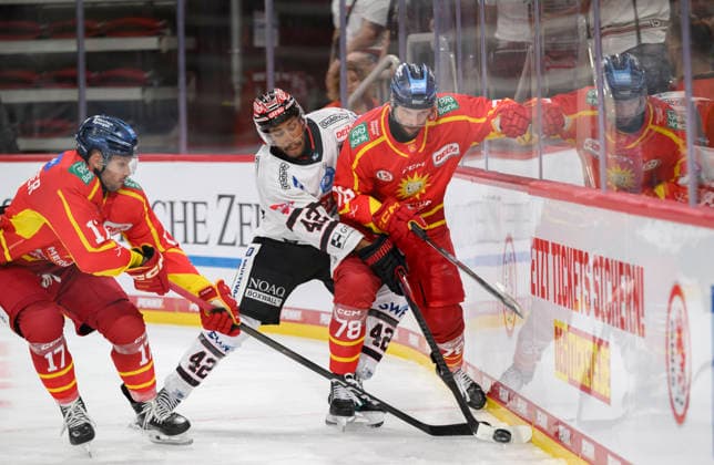 l r Leon Niederberger (DEG), Jamal Watson (MM), Kevin Orendorz (DEG) in action, a face-off in DEL2 hockey, Düsseldorfer EG (DEG) vs. ECDC Memmingen Indians (MM), on September 27, 2026, in Düsseldorf, Germany, at the PSD Bank Dome