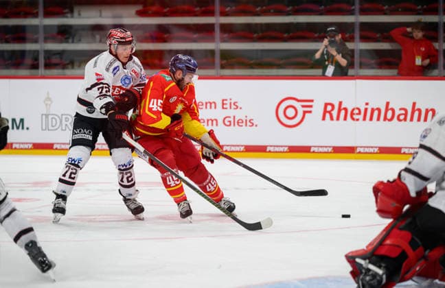 l r Linus Svedlund MM, Jason Bast DEG action, face-off, ice hockey, DEL2, Düsseldorfer EG DEG vs. ECDC Memmingen Indians MM, on September 27, 2026, in Düsseldorf, Germany, at the PSD Bank Dome