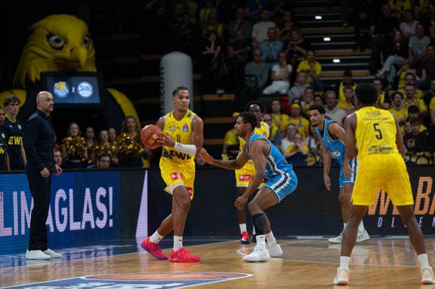 September 27, 2026, GER, Basketball, Bundesliga Matchday 3, 2026–2027 Season, Oldenburg, EWE Arena, EWE Baskets Oldenburg vs. Veolia Towers Hamburg Nicholas TISCHLER EWE Baskets Oldenburg 11 Kenneth OGBE Veolia Towers Hamburg 25 Oldenburg EWE Arena Lower Saxony Germany Copyright: xnordphotoxGmbHx xRojahnx