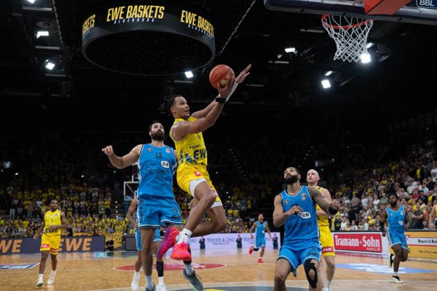 September 27, 2026, GER, Basketball, Bundesliga Matchday 3, 2026–2027 Season, Oldenburg, EWE Arena, EWE Baskets Oldenburg vs. Veolia Towers Hamburg Nicholas TISCHLER EWE Baskets Oldenburg 11 Martin BREUNING Veolia Towers Hamburg 13 David MUENKAT Veolia Towers Hamburg 55 Oldenburg EWE Arena Lower Saxony Germany Copyright: xnordphotoxGmbHx xRojahnx
