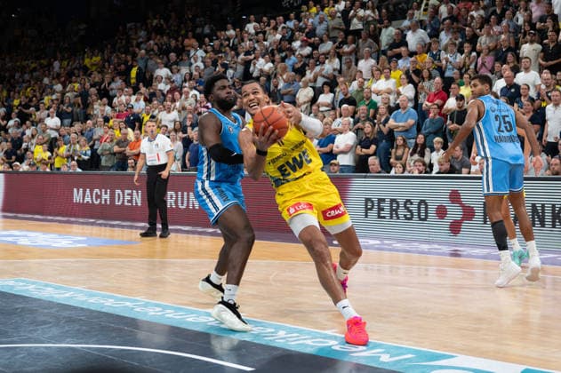 September 27, 2026, GER, Basketball, Bundesliga Matchday 3, 2026–2027 Season, Oldenburg, EWE Arena, EWE Baskets Oldenburg vs. Veolia Towers Hamburg Nicholas TISCHLER EWE Baskets Oldenburg 11 Noah THOMASSON Veolia Towers Hamburg 2 Oldenburg EWE Arena Lower Saxony Germany Copyright: xnordphotoxGmbHx xRojahnx