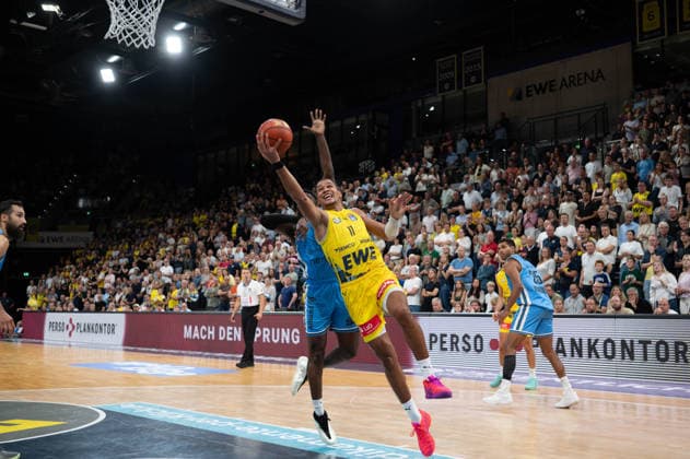 September 27, 2026, GER, Basketball, Bundesliga Matchday 3, 2026–2027 Season, Oldenburg, EWE Arena, EWE Baskets Oldenburg vs. Veolia Towers Hamburg Nicholas TISCHLER EWE Baskets Oldenburg 11 Noah THOMASSON Veolia Towers Hamburg 2 Oldenburg EWE Arena Lower Saxony Germany Copyright: xnordphotoxGmbHx xRojahnx