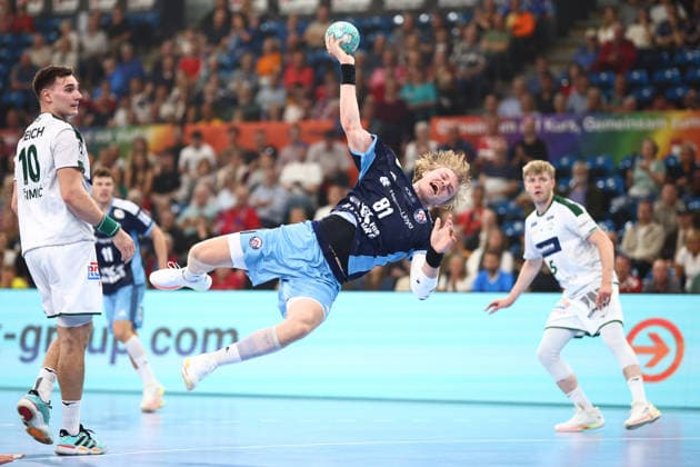 Handball Bundesliga HBL 2026 2027 - 27.09.2026 - Handball Club Hamburg HCH vs HSG Wetzlar . Martin Hovde ( HC Hamburg ) im Sprungwurf aufs Tor gegen Josip Simic ( Wetzlar )