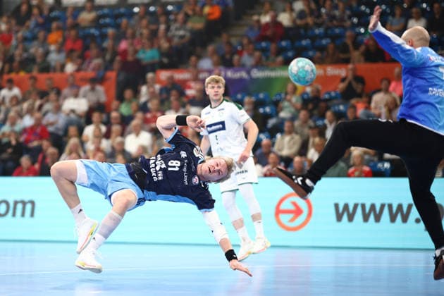 Handball Bundesliga HBL 2026 2027 - 27.09.2026 - Handball Club Hamburg HCH vs HSG Wetzlar . Martin Hovde ( HC Hamburg ) im Sprungwurf aufs Tor gegen Torwart Bart Ravensbergen ( Wetzlar )