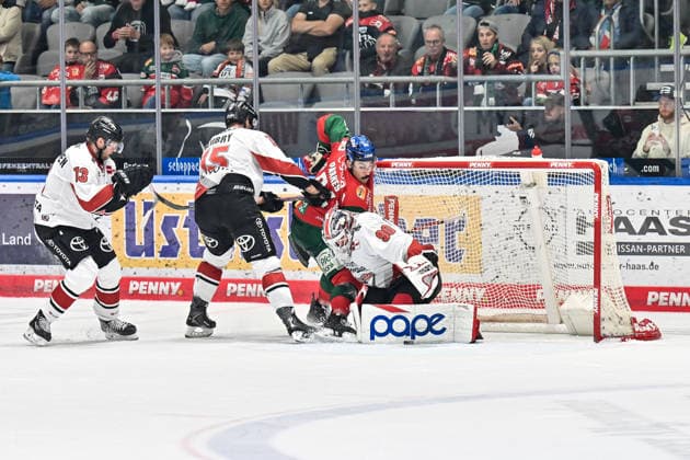 Penny DEL, Augsburger Panther vs. Kölner Haie, September 27, 2026, AUGSBURG, GERMANY, September 27: Louis Marc AUBRY of the Kölner Haie (No. 15) and Trevor PARKES of the Augsburger Panther (No. 84) face off in front of Felix BRÜCKMANN of the Kölner Haie (No. 90) during the Penny DEL match between the Augsburger Panther and the Kölner Haie on Matchday 4 at Curt Frenzel Stadium Copyright: xBEAUTIFULxSPORTS Goldbergx