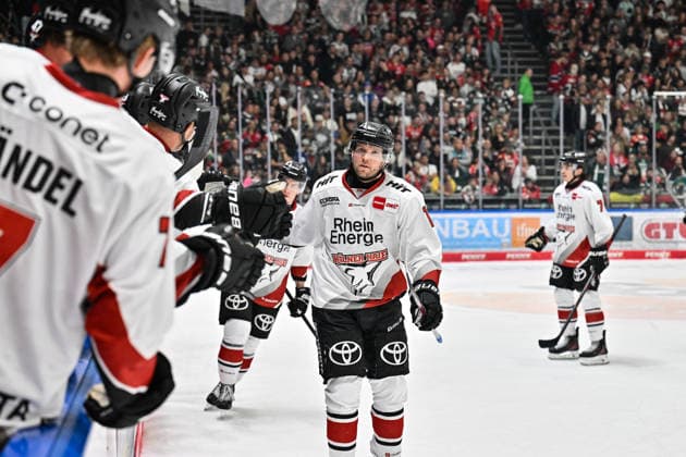 Penny DEL: Augsburger Panther vs. Kölner Haie, September 27, 2026, AUGSBURG, GERMANY, September 27: The visiting fans cheer after Valtteri KEMILÄINEN of the Kölner Haie scores to make it 1–3 during the Penny DEL match between the Augsburger Panther and the Kölner Haie on Matchday 4 at Curt Frenzel Stadium Copyright: xBEAUTIFULxSPORTS Goldbergx