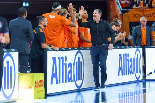Ty Harrelson, Ratiopharm Ulm, head coach, celebrates a layup with his players GER, Ratiopharm Ulm vs. Würzburg Baskets, Basketball, 1st Bundesliga, Matchday 3, 2026–2027 season, September 27, 2026 GER, Ratiopharm Ulm vs. Würzburg Baskets, Basketball, 1st Bundesliga, Matchday 3, 2026–2027 Season, September 27, 2026 Neu Ulm Copyright: xEibner-Pressefoto GeraldxOelze-dexStoppanyx EP_ODS