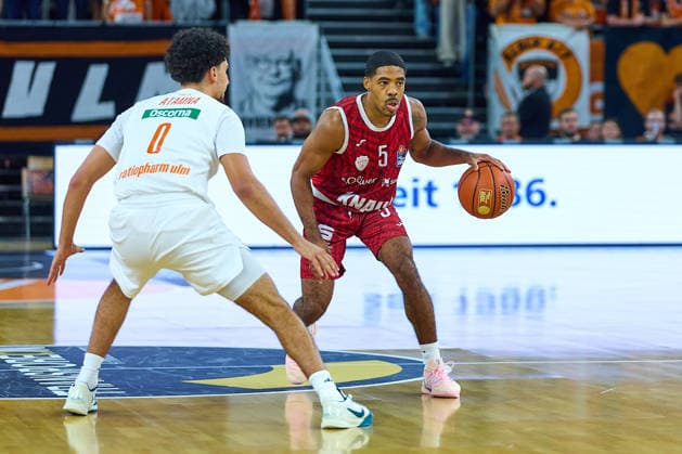 Adam Atamna, Ratiopharm Ulm, 00; Kenny Dye, Würzburg Baskets, 05 GER; Ratiopharm Ulm vs. Würzburg Baskets, Basketball, 1st Bundesliga, Matchday 3, 2026–2027 Season, September 27, 2026 GER, Ratiopharm Ulm vs. Würzburg Baskets, Basketball, 1st Bundesliga, Matchday 3, 2026–2027 Season, September 27, 2026 Neu Ulm Copyright: xEibner-Pressefoto GeraldxOelze-dexStoppanyx EP_ODS