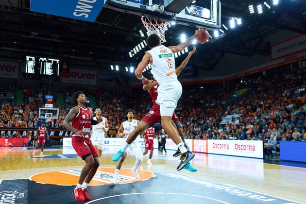 Block by Michael Rataj of ratiopharm Ulm, No. 12, against Sam Griffin of Würzburg Baskets, 04, on the left Eddie Colbert III of Würzburg Baskets, 00 GER, Ratiopharm Ulm vs. Würzburg Baskets, Basketball, 1st Bundesliga, Matchday 3, 2026–2027 season, September 27, 2026 GER, Ratiopharm Ulm vs. Würzburg Baskets, Basketball, 1st Bundesliga, Matchday 3, 2026–2027 season, September 27, 2026 Neu Ulm Copyright: xEibner-Pressefoto GeraldxOelze-dexStoppanyx EP_ODS
