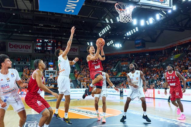 Michael Rataj, ratiopharm Ulm, 12; Brandon Tischler, Würzburg Baskets, 08, Jaylen Sims (Ratiopharm Ulm), 30, Simisola Shittu (Ratiopharm Ulm), 45, Charles Thompson (Würzburg Baskets), 32 GER, Ratiopharm Ulm vs. Würzburg Baskets, Basketball, 1st Bundesliga, Matchday 3, 2026–2027 Season, September 27, 2026 GER, Ratiopharm Ulm vs. Würzburg Baskets, Basketball, 1st Bundesliga, Matchday 3, 2026–2027 Season, September 27, 2026, Neu Ulm Copyright: xEibner-Pressefoto GeraldxOelze-dexStoppanyx EP_ODS