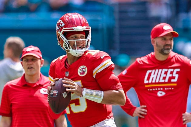 MIAMI GARDENS, FL - SEPTEMBER 27: Kansas City Chiefs quarterback Patrick Mahomes (15) is seen warming up ahead of a NFL, American Football Herren, USA game between the Kansas City Chiefs and the Miami Dolphins, on Sunday September 27, 2026, at Hard Rock Stadium in Miami Gardens, FL.(Photo by Chris Arjoon Icon Sportswire). NFL: SEP 27 Chiefs at Dolphins EDITORIAL USE ONLY Icon2609270000001
