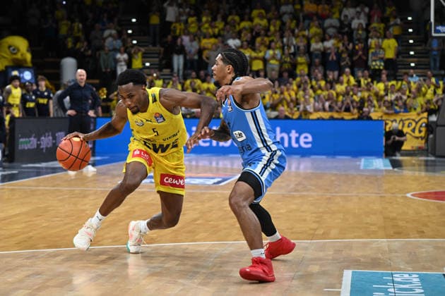 September 27, 2026, GER, Basketball, Bundesliga, Matchday 3, 2026–2027 Season, Oldenburg, EWE Arena, EWE Baskets Oldenburg vs. Veolia Towers Hamburg Jeremy ROACH EWE Baskets Oldenburg 5 Zakai ZEIGLER Veolia Towers Hamburg 5 Oldenburg EWE Arena Lower Saxony Germany Copyright: xnordphotoxGmbHx xRojahnx