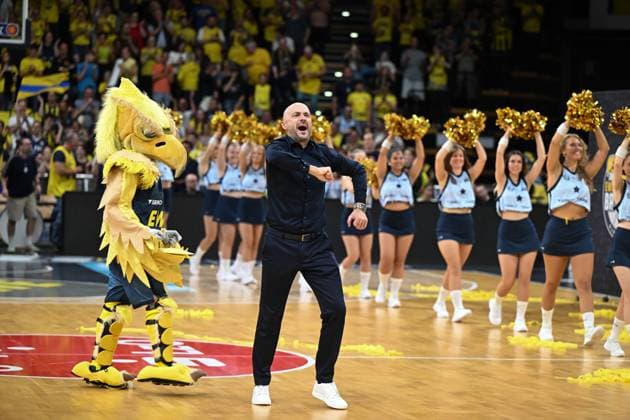 September 27, 2026, GER, Basketball, Bundesliga Matchday 3, 2026–2027 Season, Oldenburg, EWE Arena, EWE Baskets Oldenburg vs. Veolia Towers Hamburg—after the win, Milenko BOGICEVIC, head coach of EWE Baskets Oldenburg, has to give it his all. Head Coach Oldenburg, EWE Arena, Lower Saxony, Germany Copyright: xnordphotoxGmbHx xRojahnx