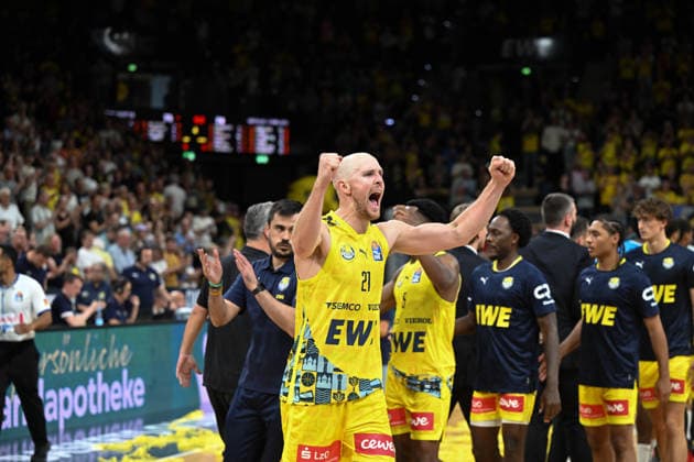 September 27, 2026, GER, Basketball, Bundesliga Matchday 3, 2026–2027 Season, Oldenburg, EWE Arena, EWE Baskets Oldenburg vs. Veolia Towers Hamburg—After the win, Seth HINRICHS gives it his all EWE Baskets Oldenburg 21 Oldenburg EWE Arena Lower Saxony Germany Copyright: xnordphotoxGmbHx xRojahnx