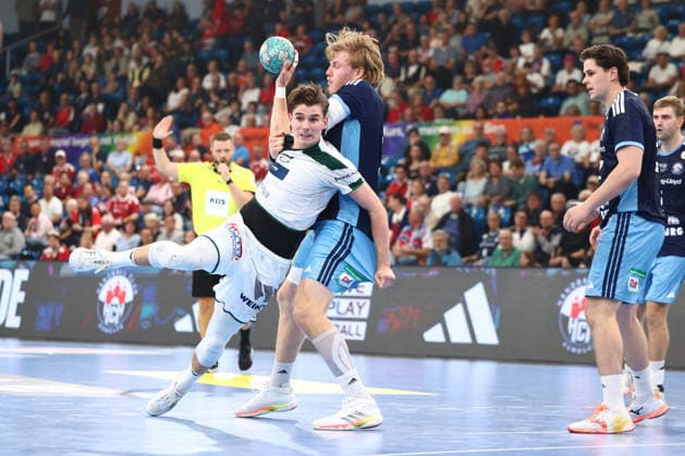 Handball Bundesliga HBL 2026 2027 - 27.09.2026 - Handball Club Hamburg HCH vs HSG Wetzlar . Paul Kompenhans ( Wetzlar ) im Zweikampf gegen Martin Hovde ( HC Hamburg )