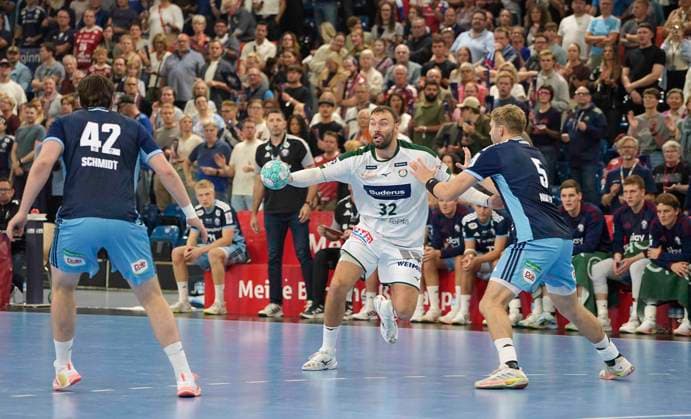 Photo: Nikolaj LAESO, Wetzlar vs. Oliver NORLYK (right), Hamburg Men s Handball 1st Bundesliga, Matchday 6, Sunday, September 27, 2026, HCH Hamburg vs. HSG Wetzlar