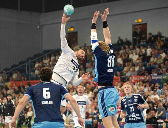 Photo: Nikolaj LAESO (Wetzlar) taking a shot against Martin HOVDE (Hamburg) in Men s Handball Bundesliga 1, Matchday 6, on Sun, Sept. 27, 2026—HCH Hamburg vs. HSG Wetzlar