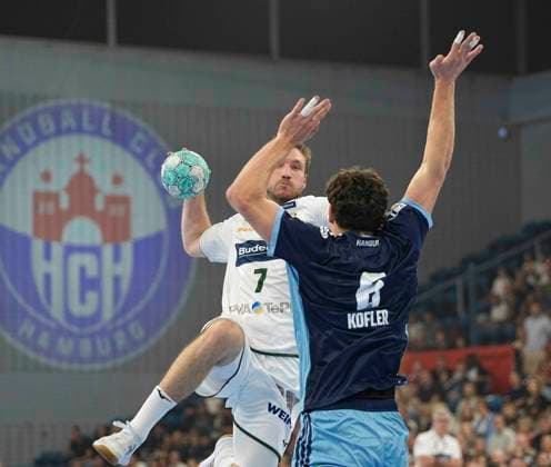Photo: Dominik MAPPES (Wetzlar) scoring against Elias KOFLER (Hamburg) – Men s Handball 1st Bundesliga, Matchday 6, Sunday, September 27, 2026 – HCH Hamburg vs. HSG Wetzlar