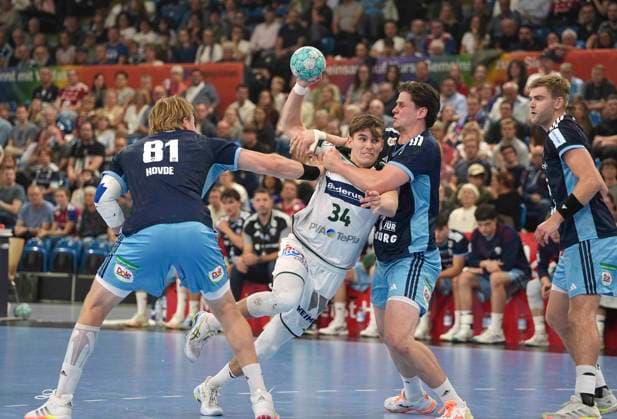 Photo: Paul Kompenhans (Wetzlar) takes a shot against Jan Christian Schmidt (right), Hamburg, and Martin HOVDE. Men s Handball 1st Bundesliga, Matchday 6, Sunday, September 27, 2026: HCH Hamburg vs. HSG Wetzlar