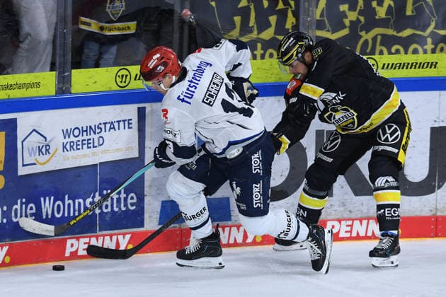 Ice Hockey: Penny DEL, Matchday 4—Krefeld Pinguine vs. Schwenninger Wild Wings on September 27, 2026, at the Yayla Arena in Krefeld. Vadim Schreiner (Schwenningen), on the left, Zack Dybowski (Krefeld); on the right, In accordance with the guidelines of the DEL (German Ice Hockey League), the publication and further use of the footage in electronic media and on devices of any kind during the game is not permitted. xRx