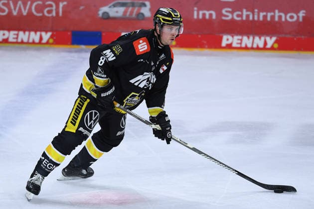 Ice Hockey: DEL Matchday 4—Krefeld Pinguine vs. Schwenninger Wild Wings on September 27, 2026, at the Yayla Arena in Krefeld. Max Gildon, Krefeld. In accordance with the regulations of the DEL (German Ice Hockey League), the publication and reuse of the footage in electronic media and devices of any kind is not permitted while the game is in progress xRx