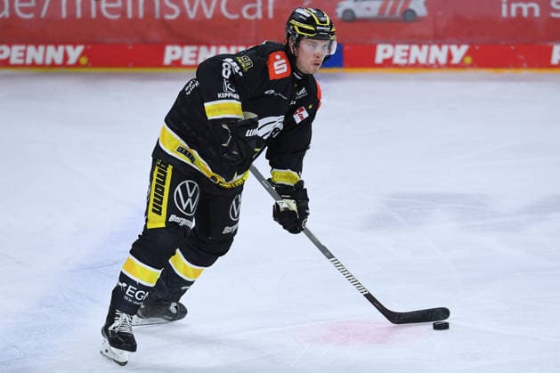 Ice Hockey: DEL Matchday 4—Krefeld Pinguine vs. Schwenninger Wild Wings on September 27, 2026, at the Yayla Arena in Krefeld. Max Gildon, Krefeld. In accordance with the regulations of the DEL (German Ice Hockey League), the publication and reuse of the footage in electronic media and devices of any kind is not permitted while the game is in progress xRx