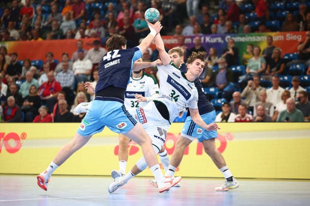 Handball Bundesliga HBL 2026 2027 - 27.09.2026 - Handball Club Hamburg HCH vs HSG Wetzlar . Paul Kompenhans ( Wetzlar ) im Zweikampf gegen Jan Schmidt ( HC Hamburg )