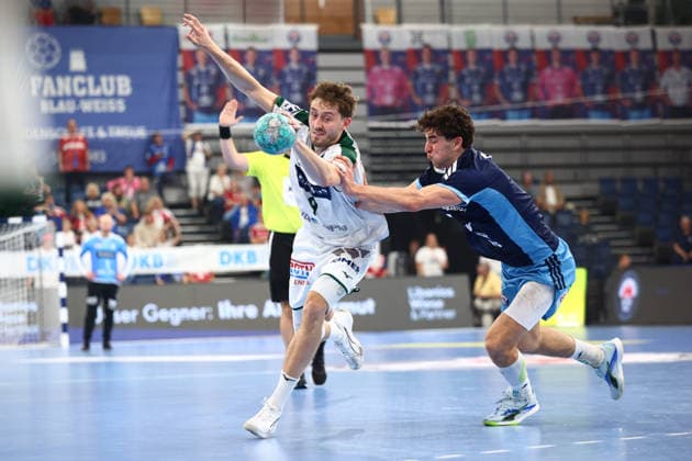 Handball Bundesliga HBL 2026 2027 - 27.09.2026 - Handball Club Hamburg HCH vs HSG Wetzlar . Niklas Theiss ( Wetzlar ) im Zweikampf gegen Elias Kofler ( HC Hamburg )