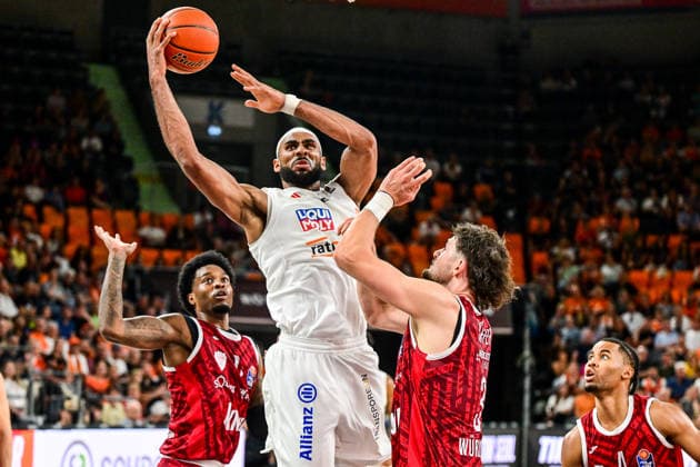 September 27, 2026, GER, Basketball, Men s, easycredit Basketball Bundesliga, 2026–2027 Season, Matchday 3, ratiopharm Ulm vs. Fitness First Würzburg Baskets: Armel Traore (Ulm, 94) prevails over Eddie Colbert III (Würzburg, 0) and Leo Saffer (Würzburg, 3) and scores at the Neu Ulm ratiopharm Arena in Bavaria, Germany Copyright: xNordphotox xHafnerx
