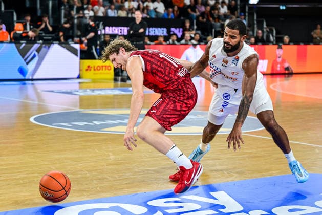 September 27, 2026, GER, Basketball, Men s, easycredit Basketball Bundesliga, 2026–2027 Season, Matchday 3, ratiopharm Ulm vs. Fitness First Würzburg Baskets: Calvin Wishart (Würzburg, 10) outscores Marvin Heckel (Ulm, 47) at the ratiopharm Arena in Neu Ulm, Bavaria, Germany Copyright: xNordphotox xHafnerx