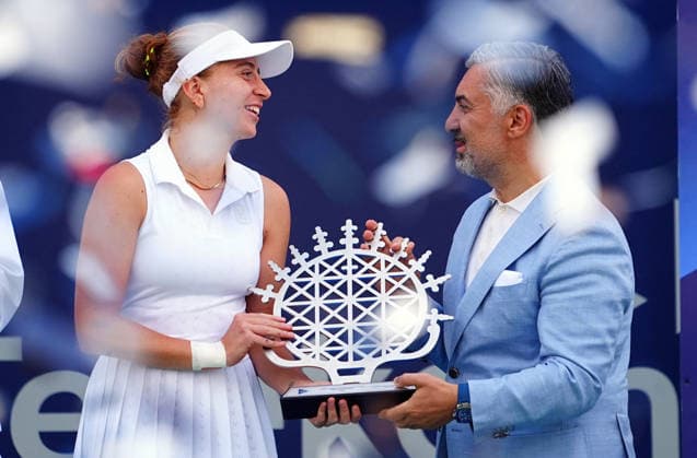 Ankara Open WTA, Tennis Damen 125 Tennis Tournament ANKARA, TURKIYE - SEPTEMBER 27: Turkish tennis player Berfu Cengiz receives the championship trophy from Turk Telekom CEO Ebubekir Sahin after defeating her Serbian opponent Teodora Kostovic 2-1 (2-6, 6-4, 7-5) in the singles final of the Ankara Open WTA 125 tennis tournament hosted by Topspin Tennis Academy Bilkent in Ankara, Turkiye, on September 27, 2026. Evrim Aydin Anadolu Ankara Turkey. Editorial use only. Please get in touch for any other usage.  Copyright: x2026xAnadoluxEvrimxAydinx
