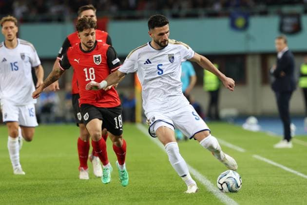 27.09.2026 - SOCCER - 2026 27 UEFA NATIONS LEAGUE, League B - Group B3, Round 2, Austria vs Kosovo Romano Schmid (Austria) and Lumbardh Dellova (Kosovo) in one-on-one Vienna Ernst-Happel-Stadion Vienna Austria Copyright: xYigitxOermexYigitxOermex