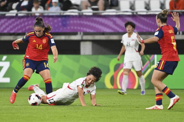 IPA89040696 - Ainoa Gomez (ESP) and Ryu Mi Kang (PRK) during the FIFA U-20 Women s World Cup final between Spain and North Korea, held in ?ód?, Poland, on September 27, 2026  Copyright: xMichalxDubiel IPAxSportx xx IPA89040696