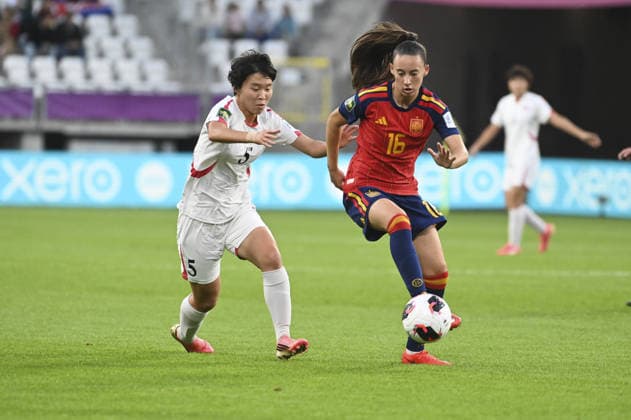 IPA89040699 - Ye Gyong Ri (PRK) and Rosalia Dominquez (ESP) during the FIFA U-20 Women s World Cup final between Spain and North Korea, held in ?ód?, Poland, on September 27, 2026  Copyright: xMichalxDubiel IPAxSportx xx IPA89040699